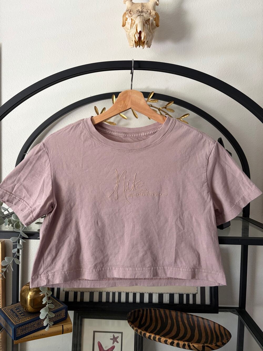 Nike Sportswear Womens XS Cropped T Shirt Dusty Pink Embroidered Script Logo